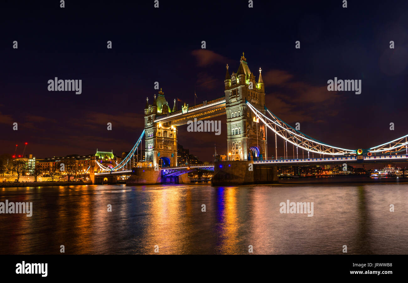 Tower Bridge illuminé la nuit, de l'eau reflet, Southwark, Londres, Angleterre, Royaume-Uni Banque D'Images