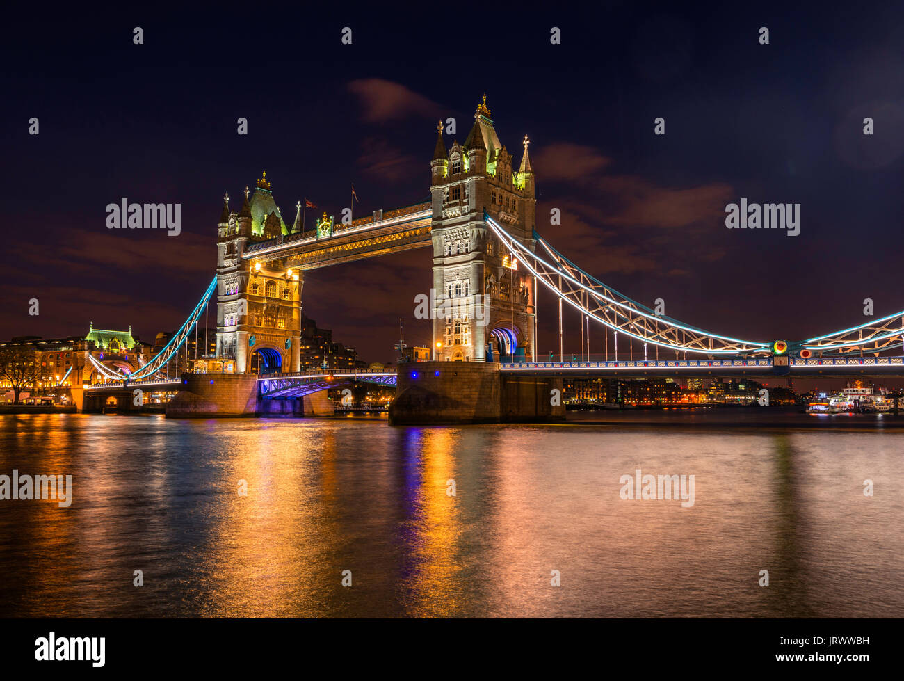 Tower Bridge illuminé la nuit, de l'eau reflet, Southwark, Londres, Angleterre, Royaume-Uni Banque D'Images
