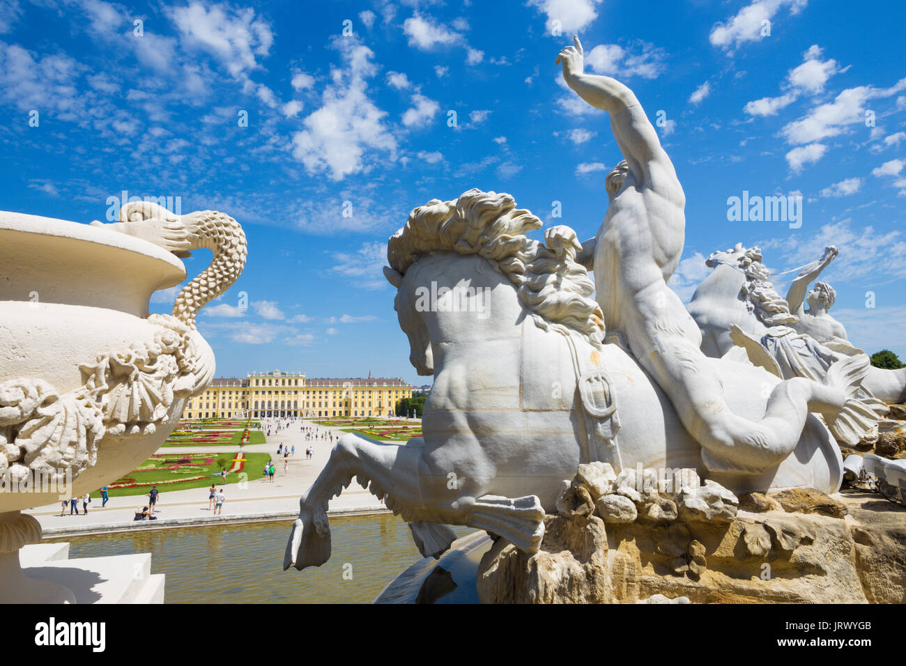 Vienne, Autriche - 30 juillet 2014 : le palais Schönbrunn et ses jardins à partir de la fontaine de Neptune. Banque D'Images