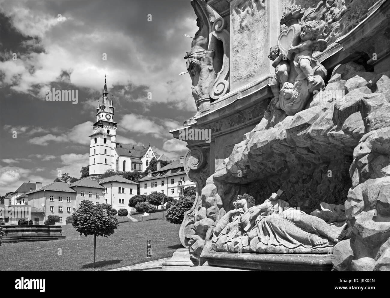 - La place Safarikovo Kremnica et détail de la colonne de la Sainte Trinité baroque par Dionyz Ignac Stanetti (1765 - 1772), château et église Sainte Catherine Banque D'Images