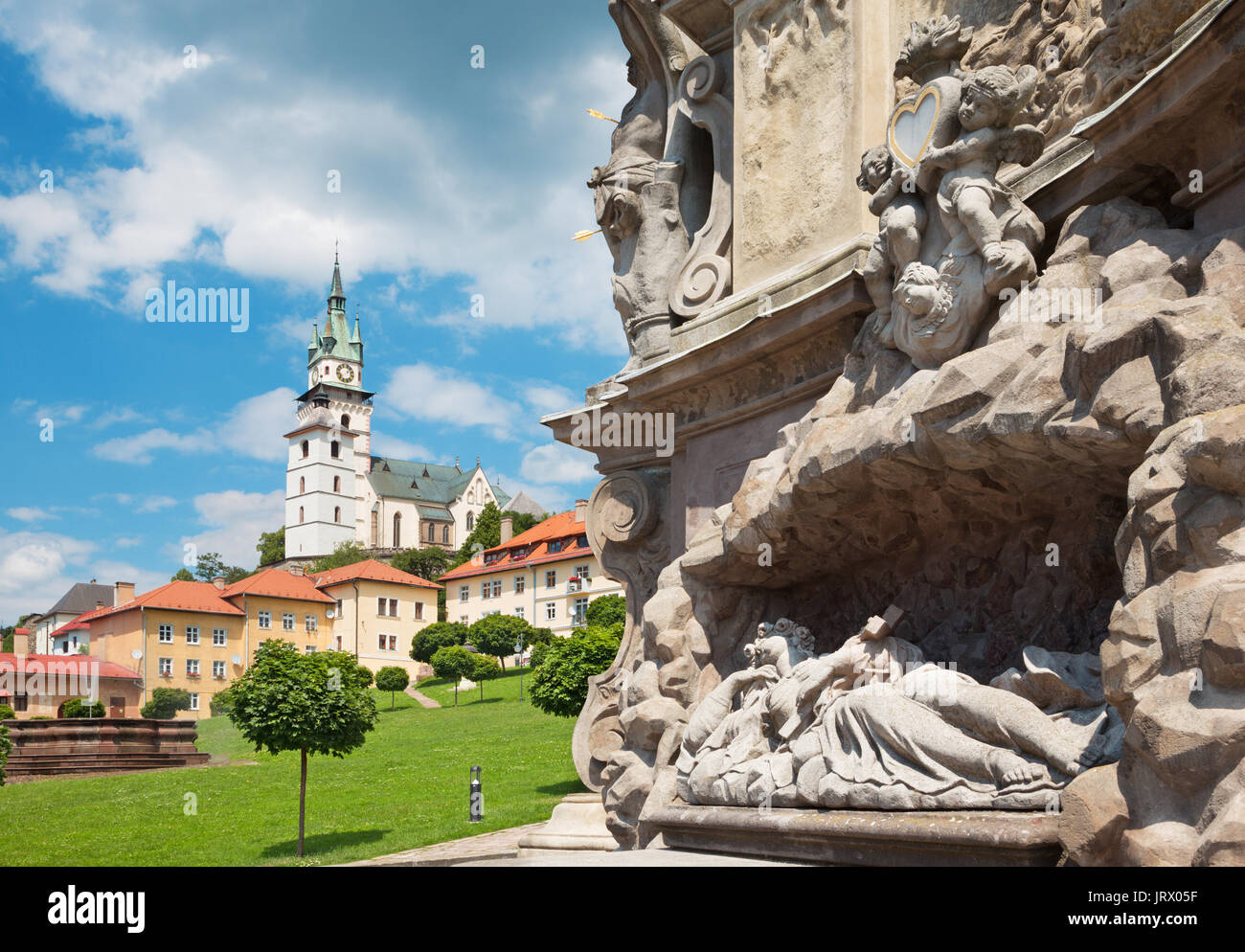 - La place Safarikovo Kremnica et détail de la colonne de la Sainte Trinité baroque par Dionyz Ignac Stanetti (1765 - 1772), château et église Sainte Catherine Banque D'Images