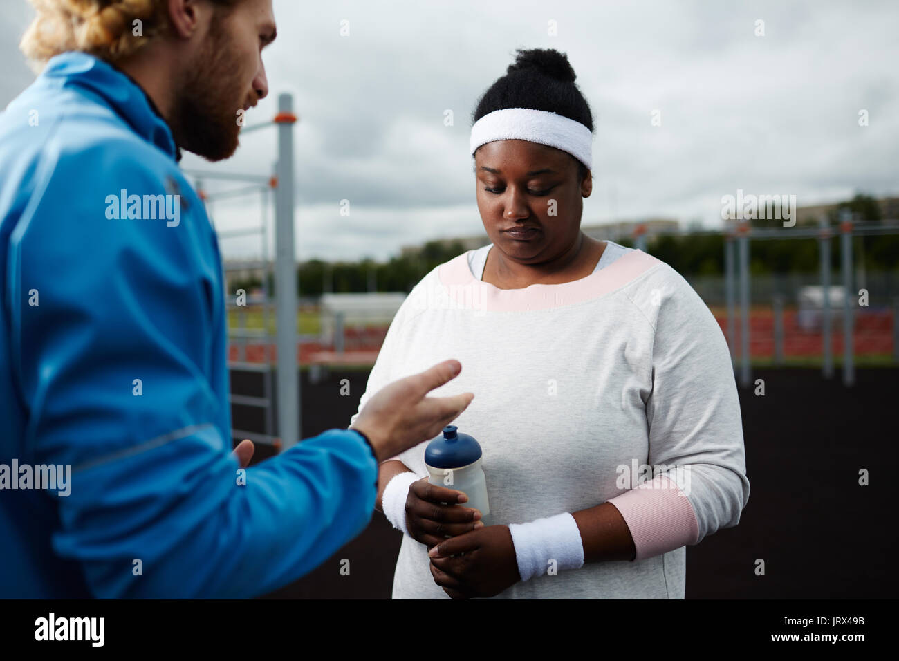 L'entraîneur de perte de poids la motivation de taille plus femme africaine Banque D'Images