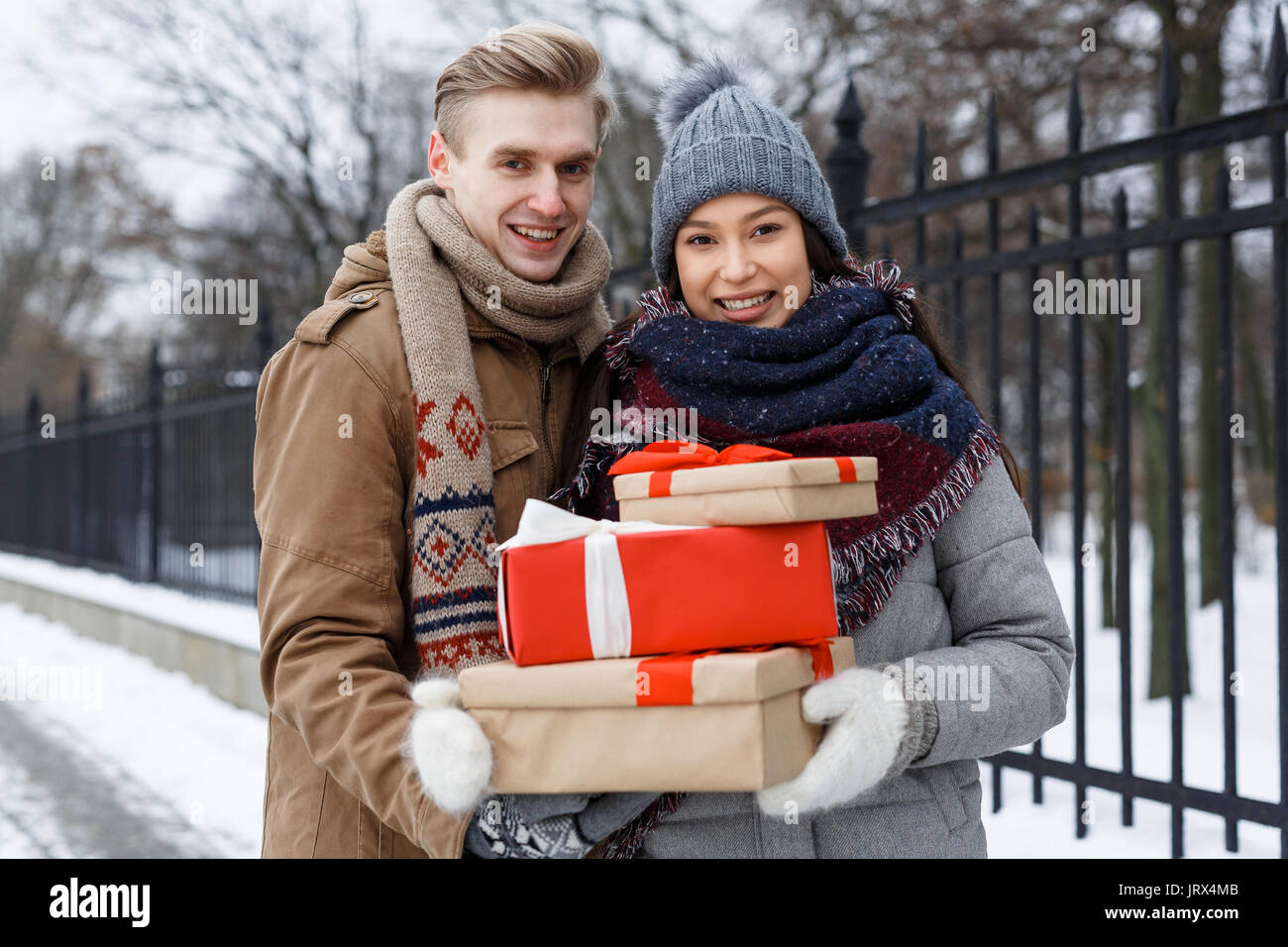 Couple with gifts Banque D'Images