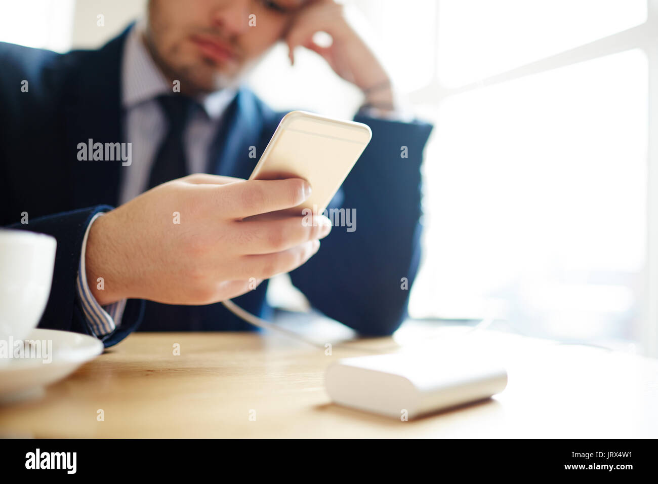 Using mobile phone Banque D'Images