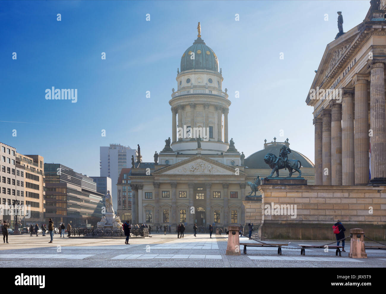 BERLIN, ALLEMAGNE - 14 février, 2017 : La Konzerthaus bâtiment et le mémorial de Friedrich Schiller et dom allemand sur la place Gendarmenmarkt. Banque D'Images