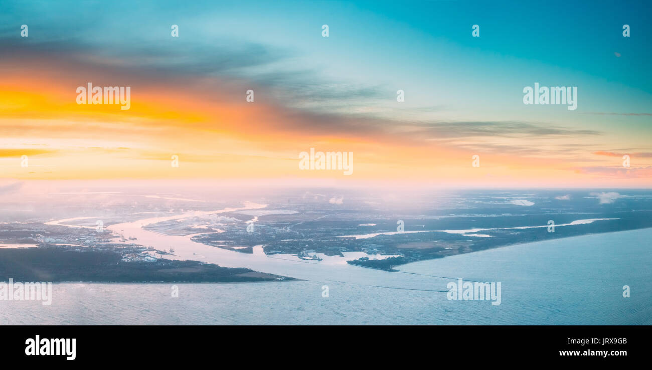 Dvina occidentale se jette dans la mer Baltique. River divise le Nord de Kurzeme et district de Riga, en Lettonie. Vue de l'avion. Coucher du soleil lever du soleil vo Banque D'Images