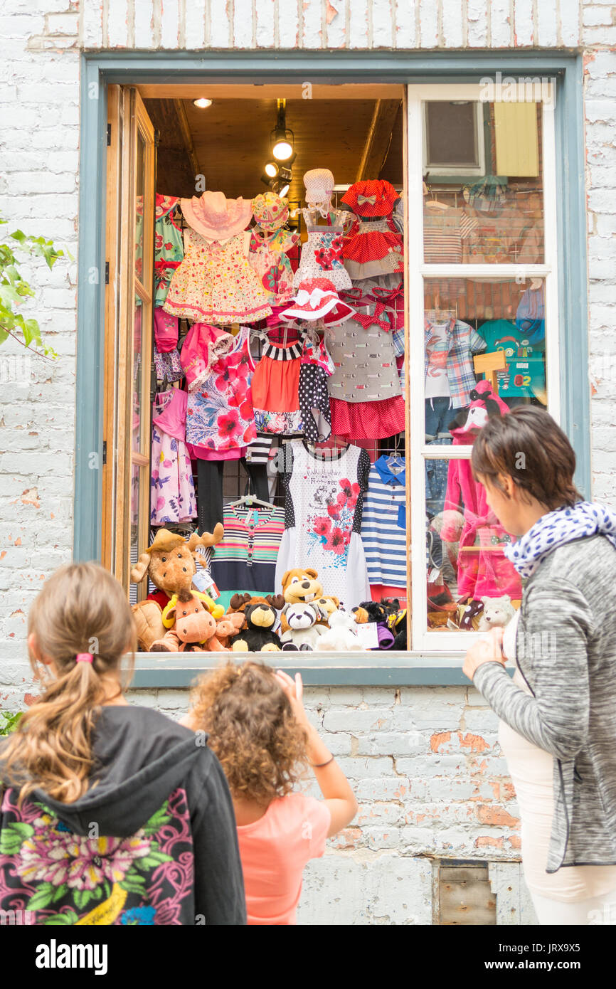 Quartier Petit Champlain, Québec, Canada - l'enfant de prendre une photo de vitrine attrayante Banque D'Images