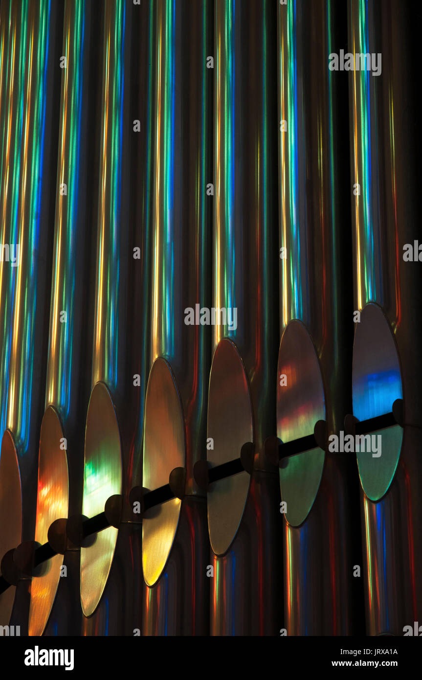 Close up de la lumière qui se reflète sur les tuyaux d'orgue la sagrada familia Barcelone Espagne Banque D'Images