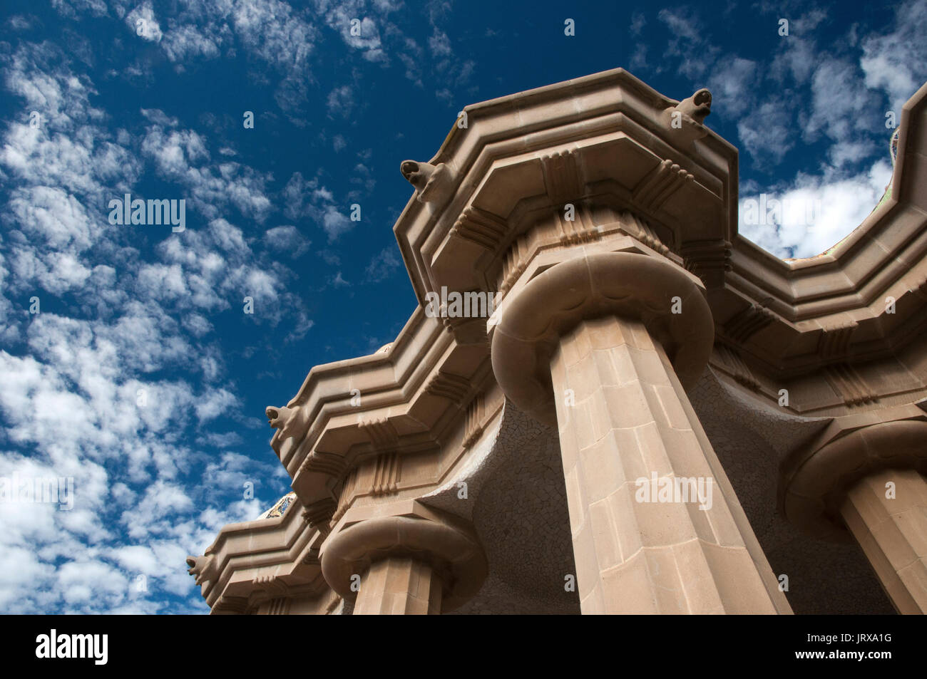 À la recherche vers le haut à la colonnes doriques de la halle parc Guell Barcelone sur un ciel magnifique Banque D'Images