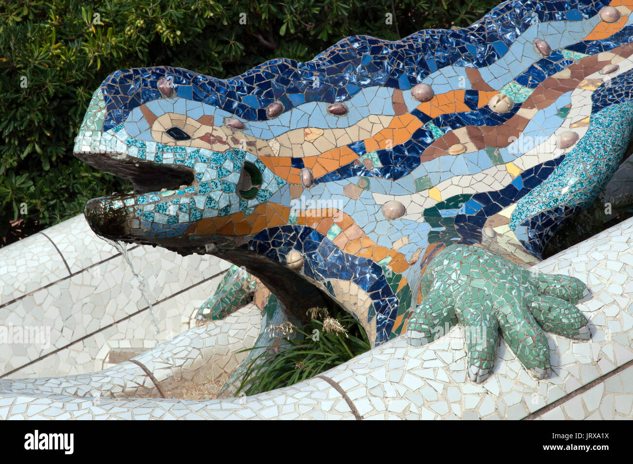 Antoni Gaudi, célèbre parc Guell dragon travail trencadis Barcelone Espagne Banque D'Images