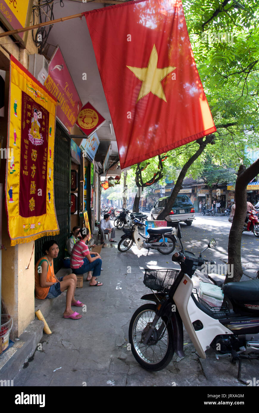 Drapeau du Vietnam dans la foule des rues de hanoi vietnam Banque D'Images