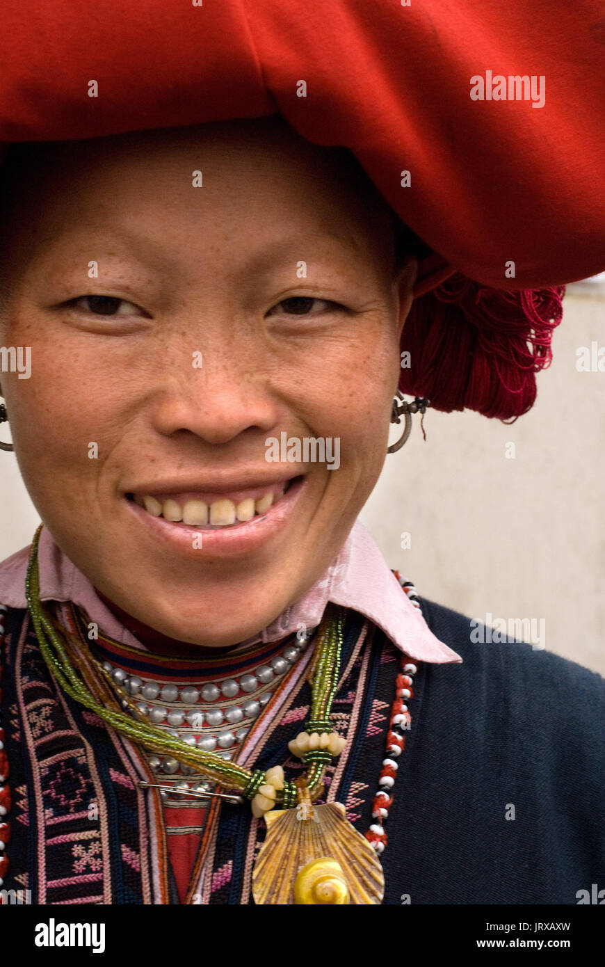 Portrait d'une vieille femme hmong dao rouge à SAPA, Vietnam. lao Cai province, le nord du Vietnam Banque D'Images