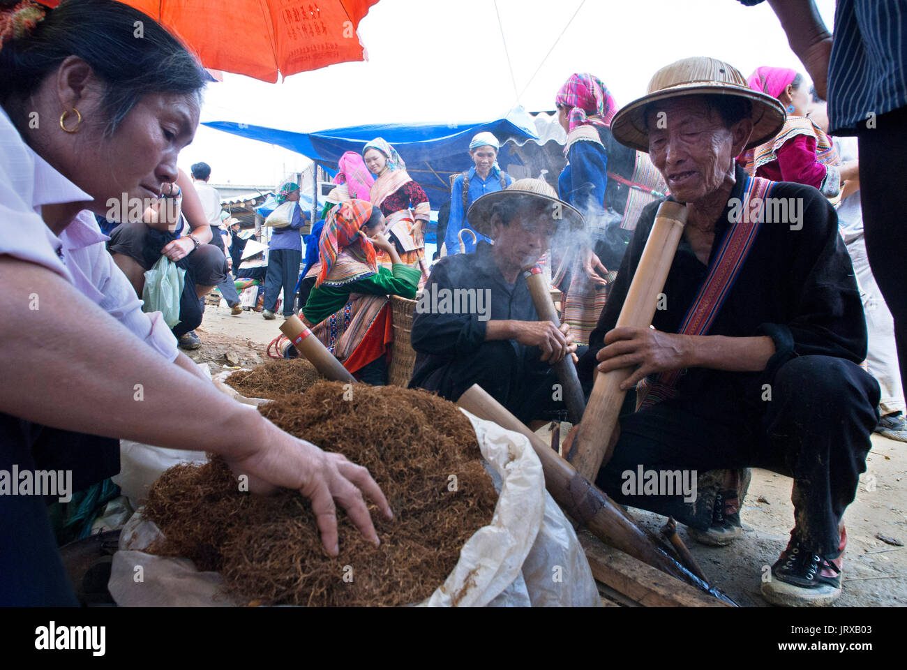 Un homme essaye sur le tabac au marché de bac ha, SAPA, Vietnam Banque D'Images