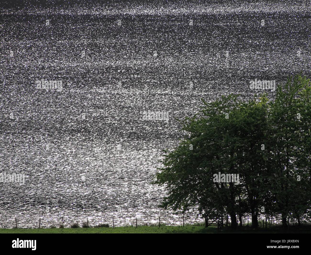 La lumière du soleil brillait sur Crummock Water, Cumbria, Royaume-Uni Banque D'Images