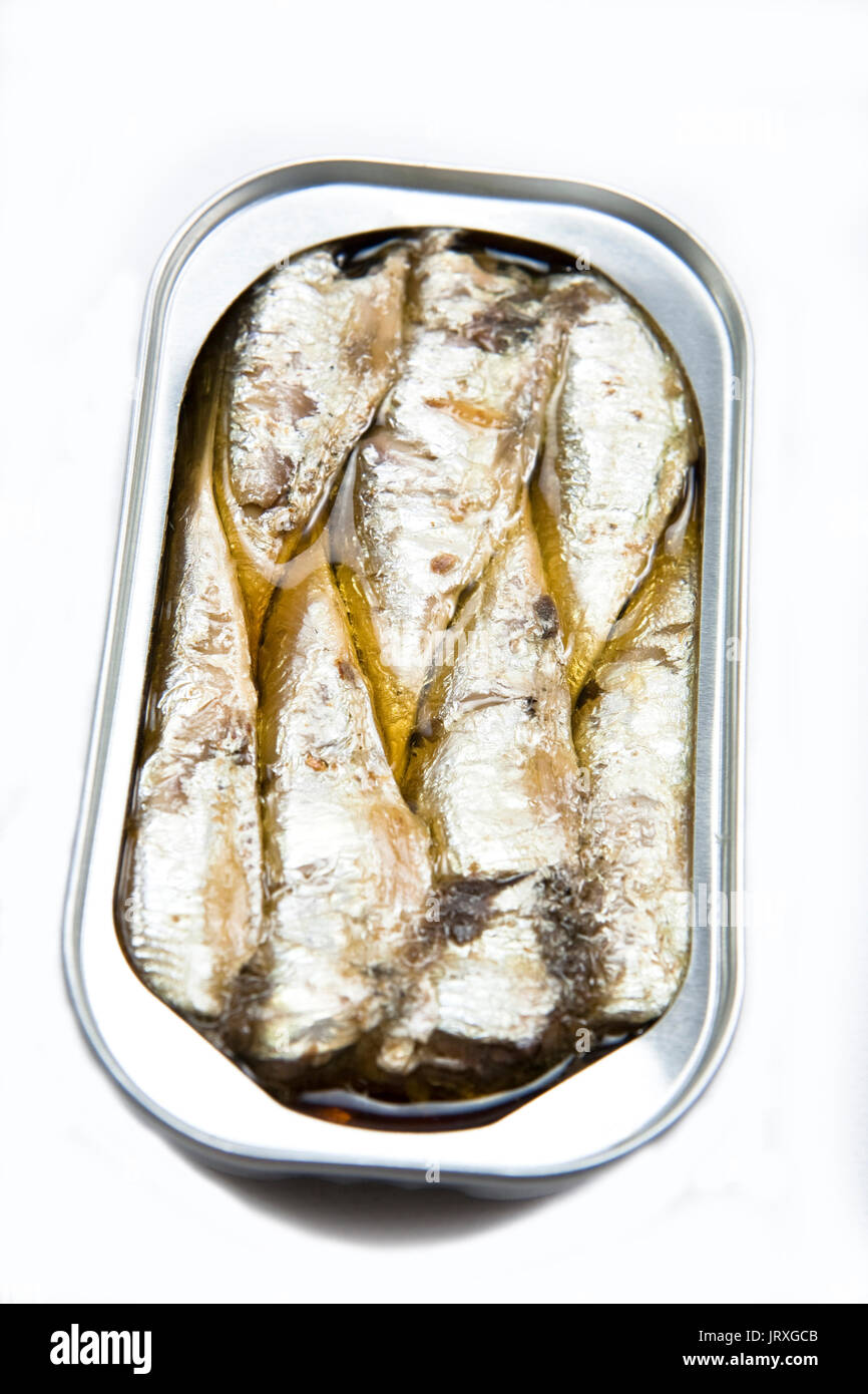 Sardines en conserve dans de l'huile végétale ouvrir isolé sur fond blanc Banque D'Images