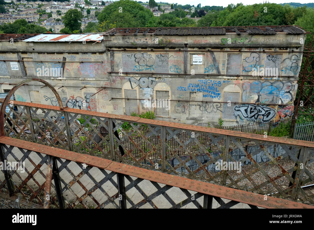 Maisons saccagées, l'abandon de graffitis à la fin de la ligne Hampton dans le centre de la ville de Bath, Royaume-Uni, avec une passerelle traversant le principal Londres Banque D'Images