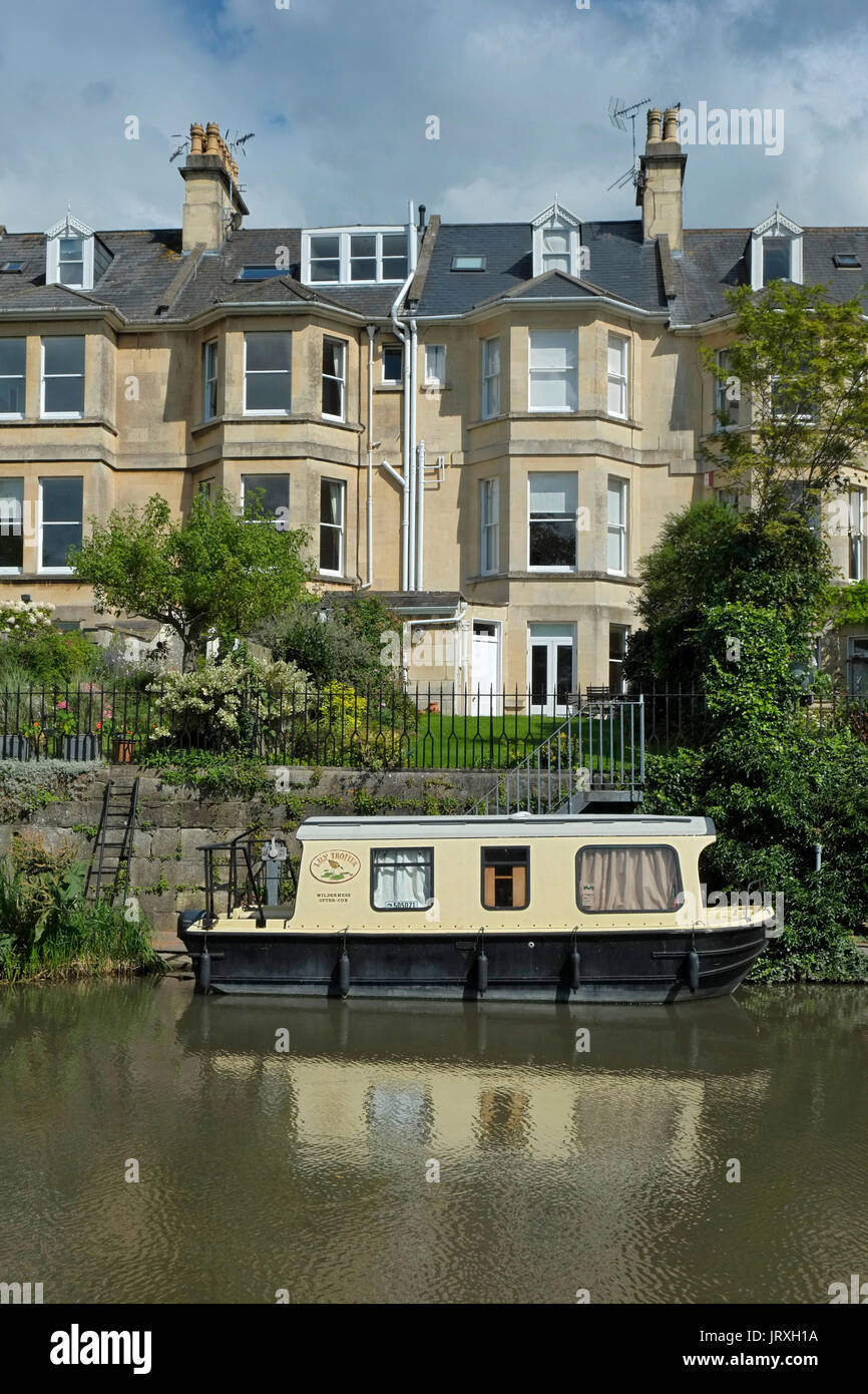 Maisons dans Widcombe, Bath, Royaume-Uni qui ont moorings sur le Kennet & Avon Canal qui tourne au fond de leurs jardins. Banque D'Images