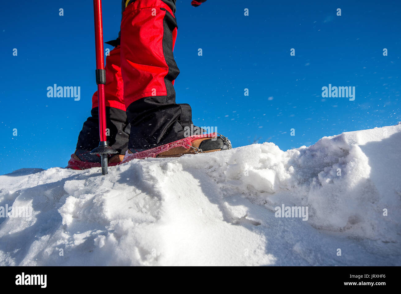 Vue de la marche sur la neige avec des raquettes et crampons de chaussures en hiver. Banque D'Images