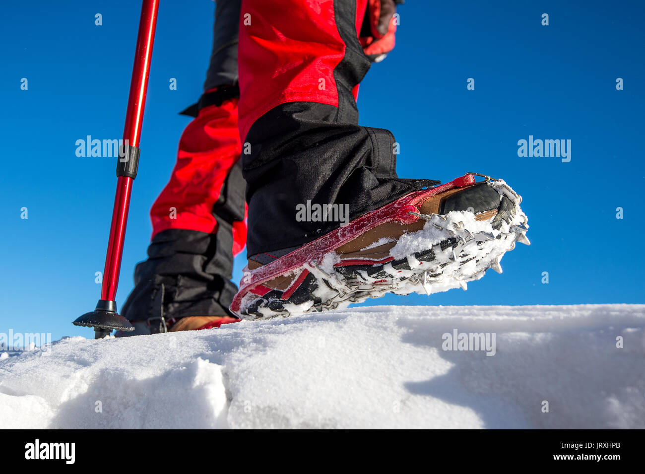 Vue de la marche sur la neige avec des raquettes et crampons de chaussures en hiver. Banque D'Images