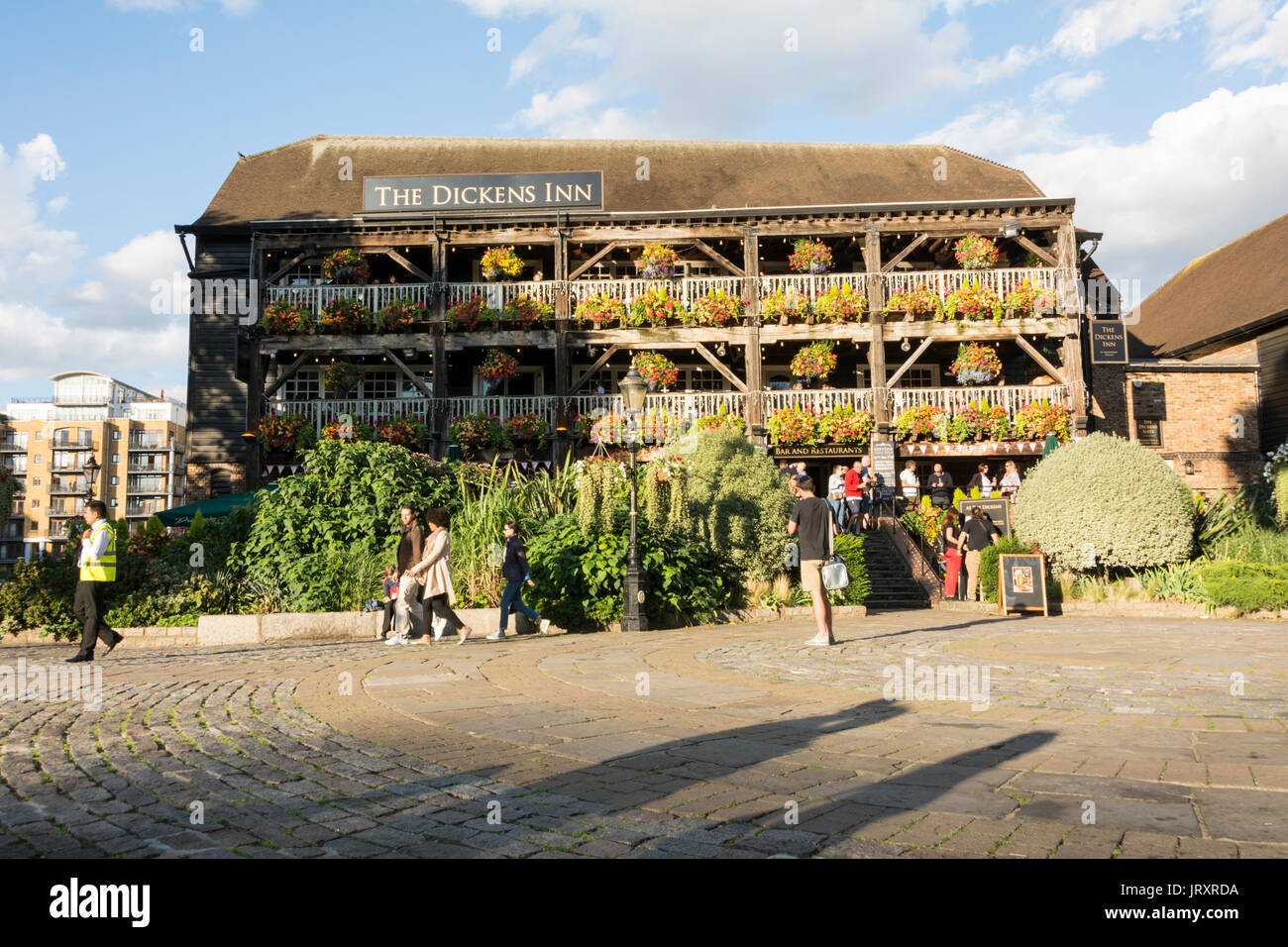 Le monde célèbre Dickens Inn sur St Katharine's Way, Wapping, London E1, UK Banque D'Images