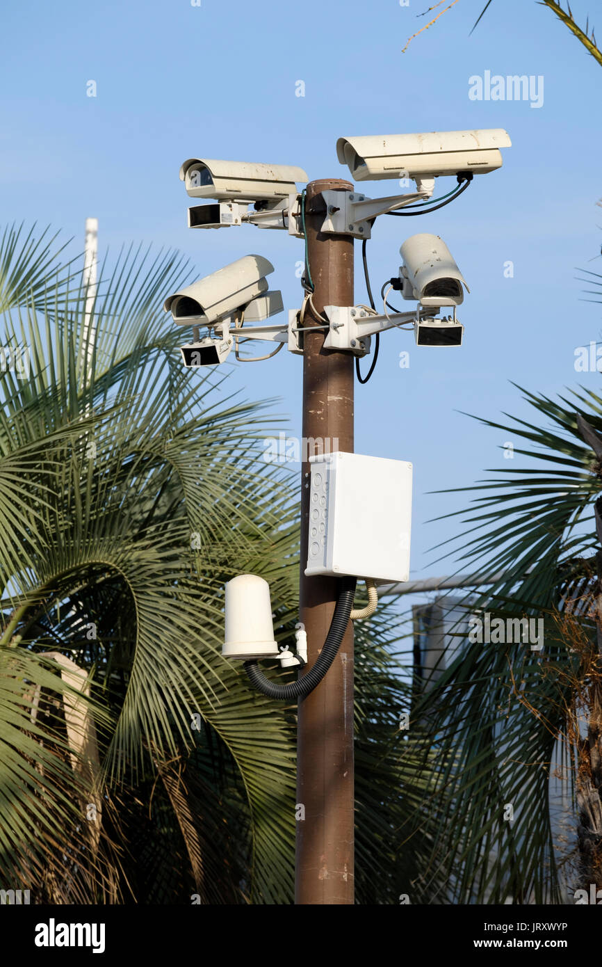 Un groupe de caméras CCTV monté sur un poteau de surveillance et d'aider à maintenir la vigilance de la sécurité en surveillant l'espace public occupé de Cannes, France. Banque D'Images