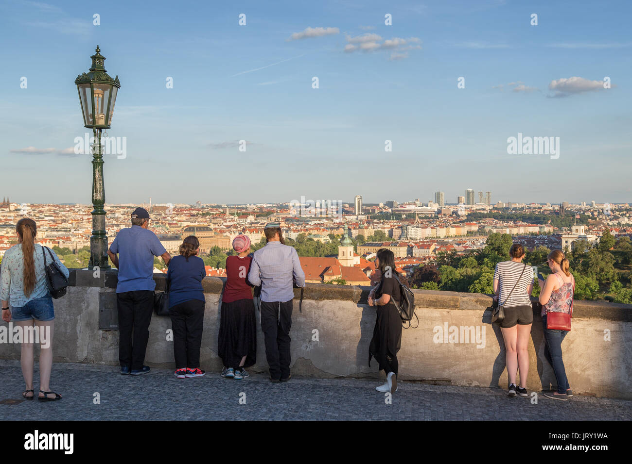 Groupe de touristes à un poste d'observation à côté du château de Prague à Prague, en République tchèque, lors d'une journée ensoleillée. Copier l'espace. Banque D'Images