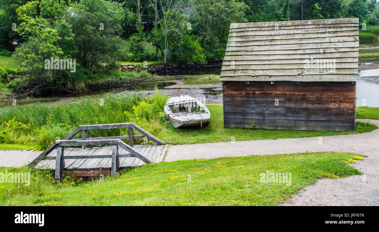Chalet rustique paysage avec bateau en bois patiné et pont pied Banque D'Images