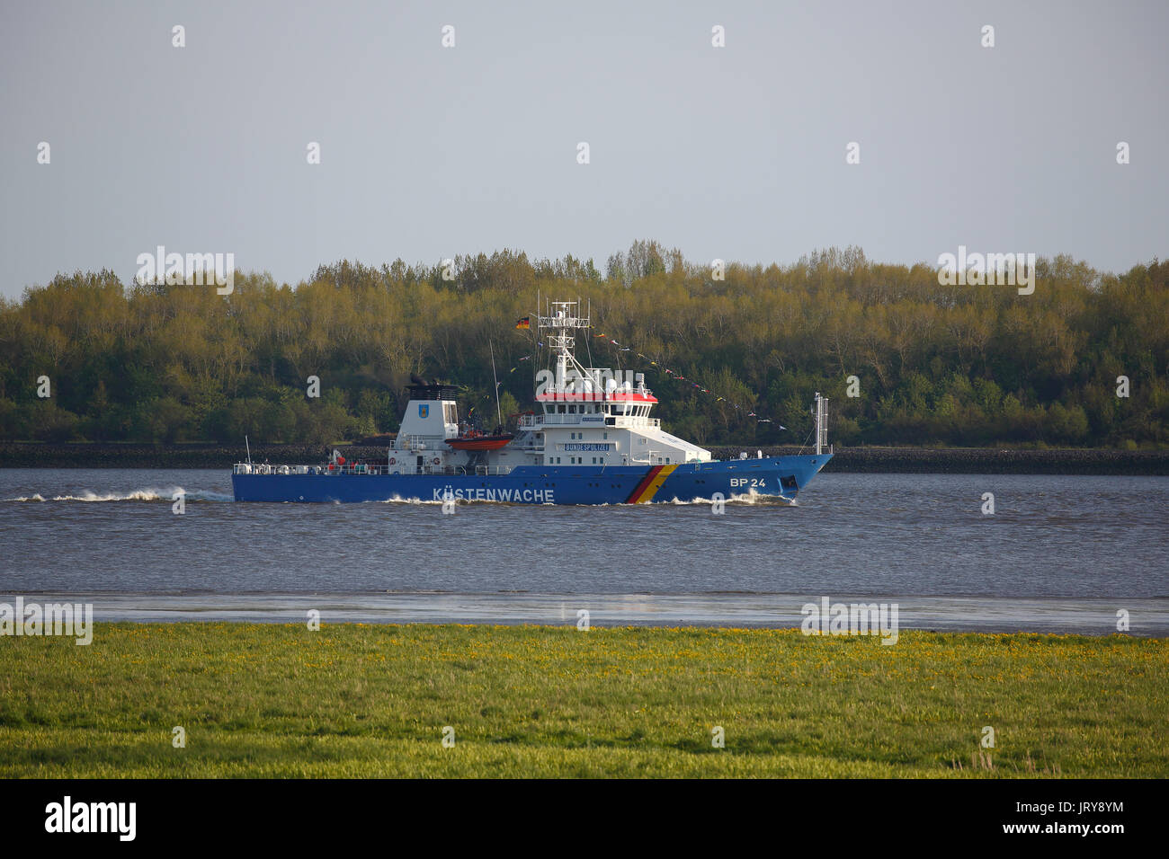 Garde côtière canadienne, la Police fédérale patrouilleur sur l'Elbe, type de navire Bad-Bramstedt-classe, Wedel, Schleswig-Holstein, Allemagne Banque D'Images