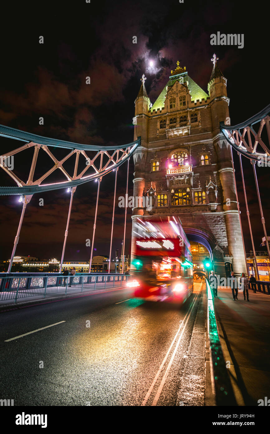 Bus à impériale rouge sur le Tower Bridge, photo de nuit, Southwark, Londres, Angleterre, Royaume-Uni Banque D'Images