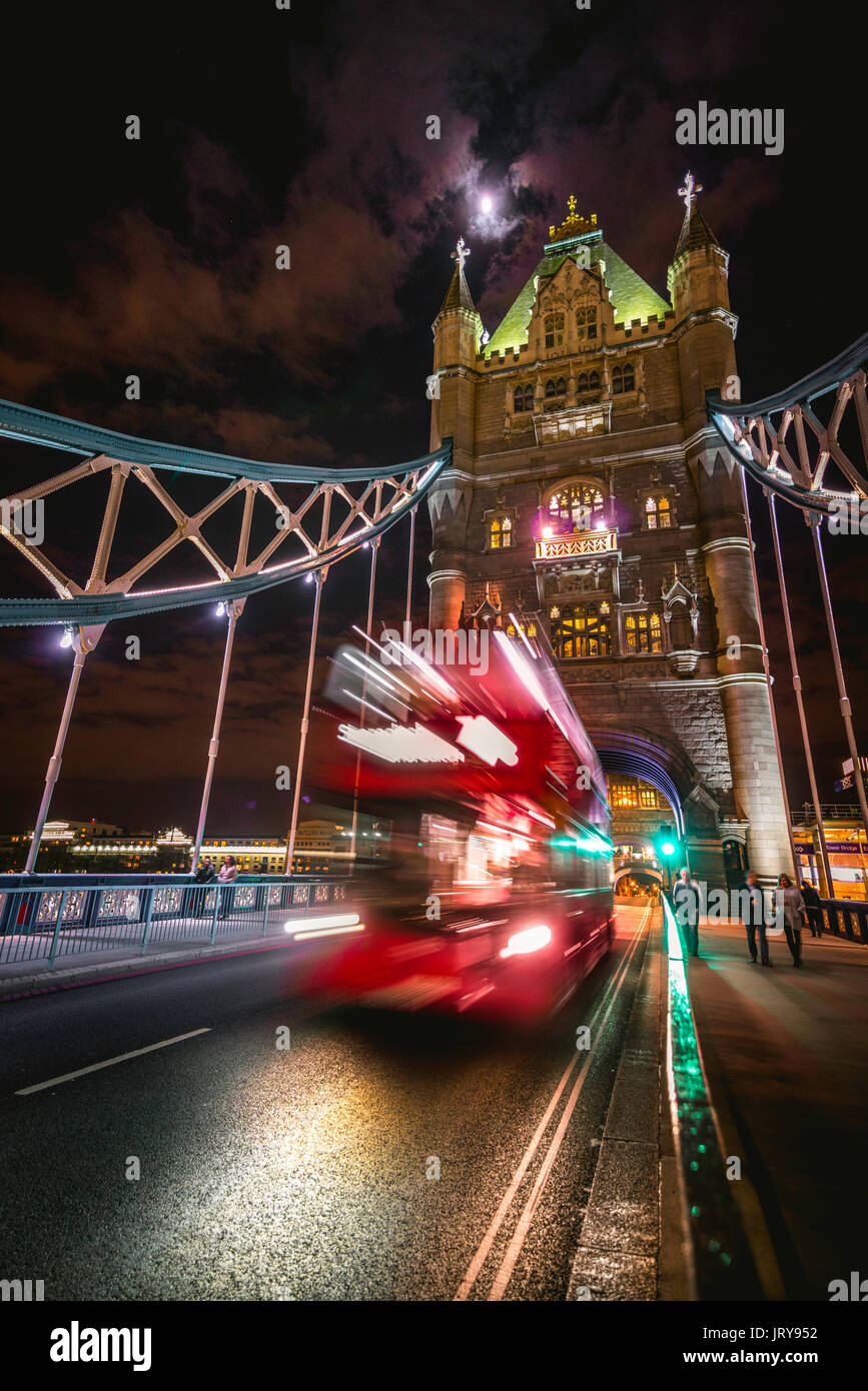 Bus à impériale rouge sur le Tower Bridge, photo de nuit, Southwark, Londres, Angleterre, Royaume-Uni Banque D'Images