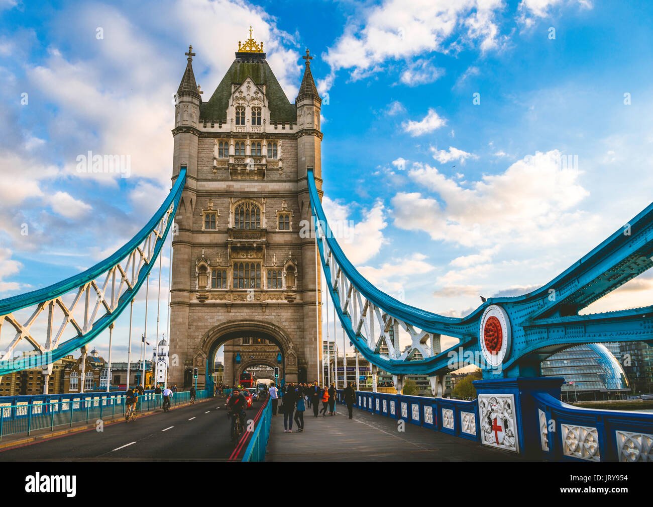 Bus à impériale rouge sur le Tower Bridge, Southwark, Londres, Angleterre, Royaume-Uni Banque D'Images