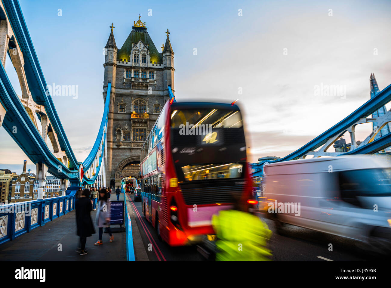 Bus à impériale rouge sur le Tower Bridge, Southwark, Londres, Angleterre, Royaume-Uni Banque D'Images
