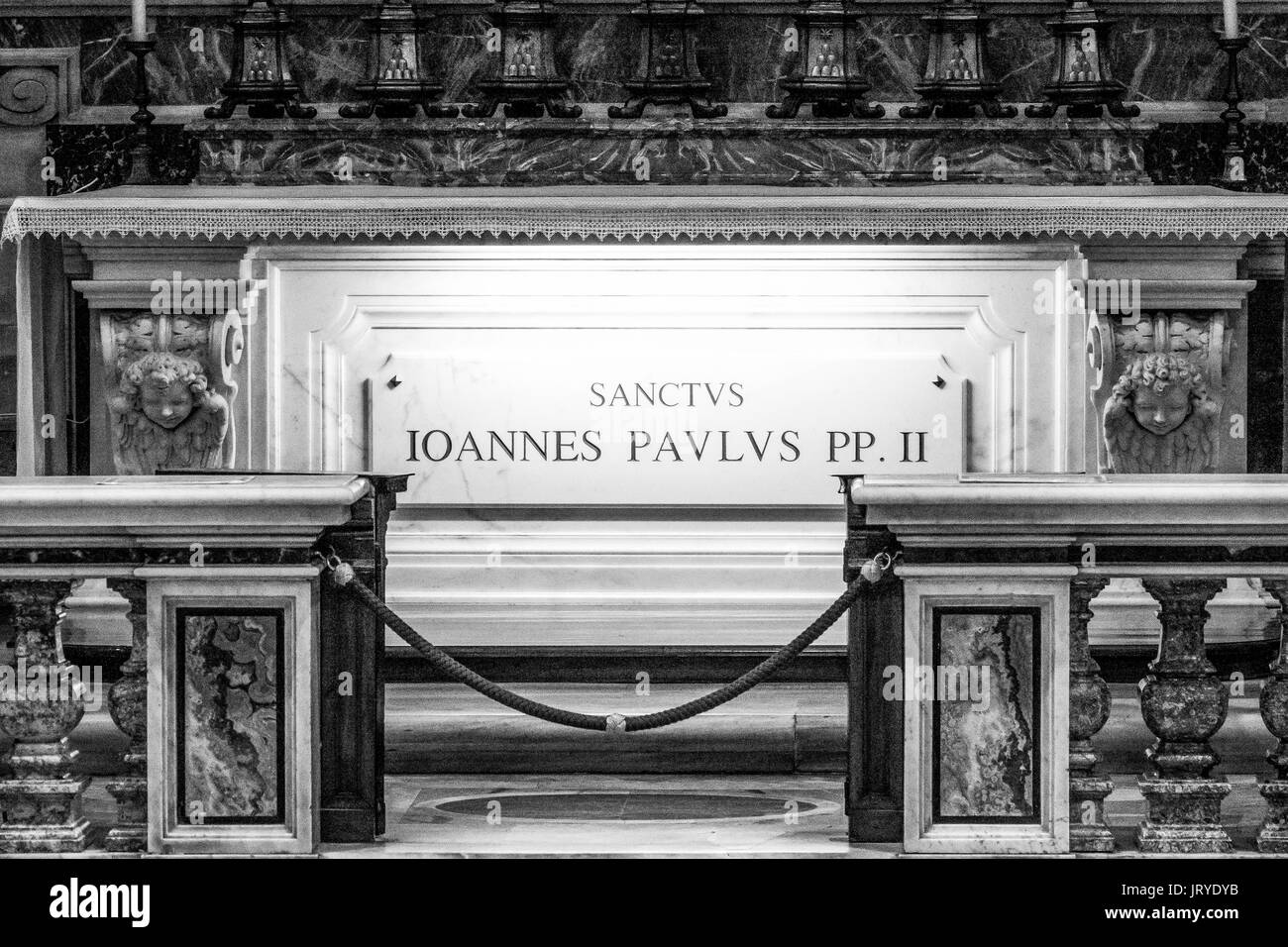 Pèlerins Important destination - le tombeau du Pape Jean Paul II dans la Basilique St Pierre à Rome - Rome / ITALIE - Le 6 novembre 2016 Banque D'Images