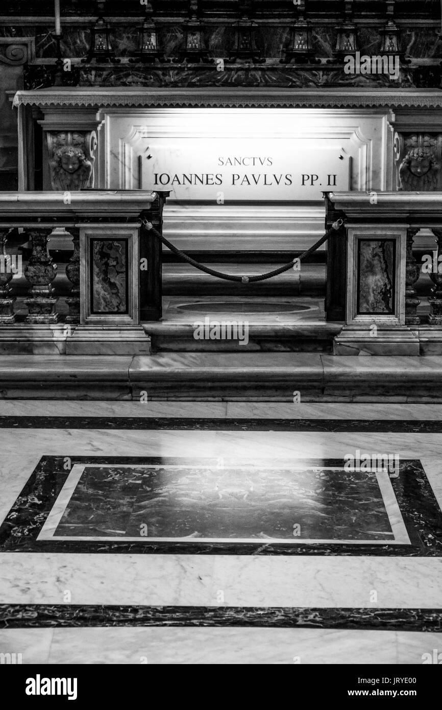 Pèlerins Important destination - le tombeau du Pape Jean Paul II dans la Basilique St Pierre à Rome - Rome / ITALIE - Le 6 novembre 2016 Banque D'Images