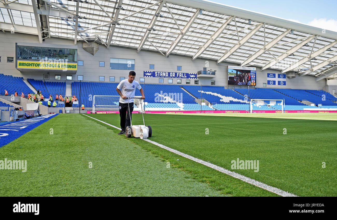 Le personnel au sol préparer le stade pour le match amical entre Brighton et Hove Albion et de l'Atletico Madrid à l'American Express Community Stadium à Brighton et Hove. 06 août 2017 Photographie prise par Simon Dack Banque D'Images Le personnel au sol préparer le stade pour le match amical entre Brighton et Hove Albion et de l'Atletico Madrid à l'American Express Community Stadium à Brighton et Hove. 06 août 2017 Photographie prise par Simon Dack Banque D'Images