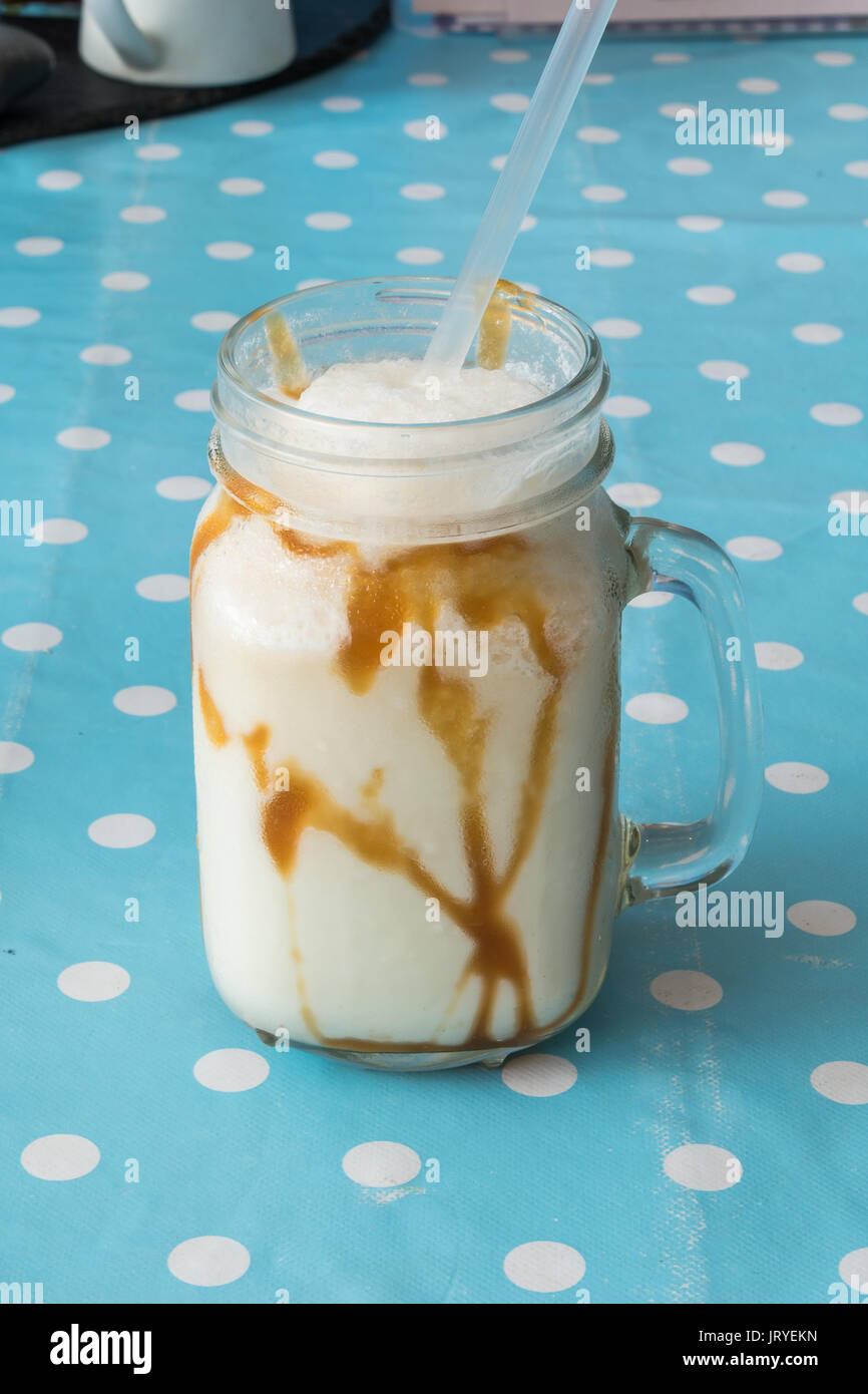 Caramel salé frappe servi dans un verre Banque D'Images