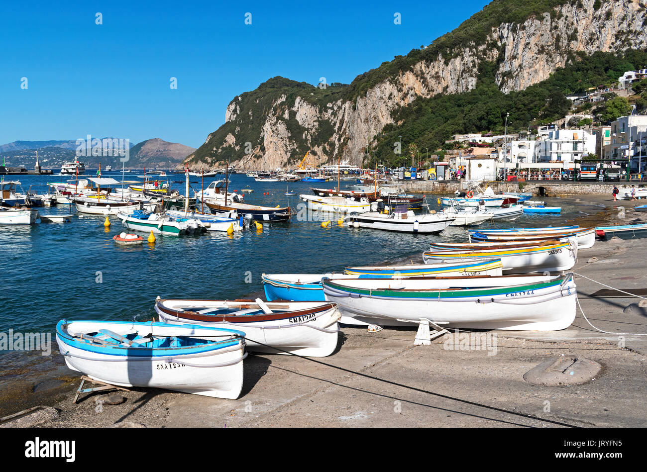 Des bateaux de pêche à Marina Grande, sur l'île de Capri, dans la baie de Naples, Italie. Banque D'Images