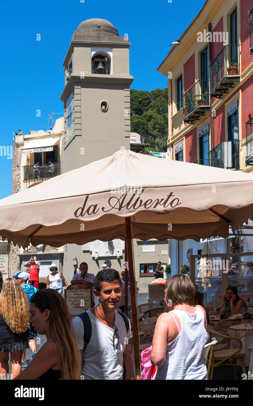 Les touristes autour de la Piazza Umberto sur l'île de Capri, Campanie, Italie. Banque D'Images