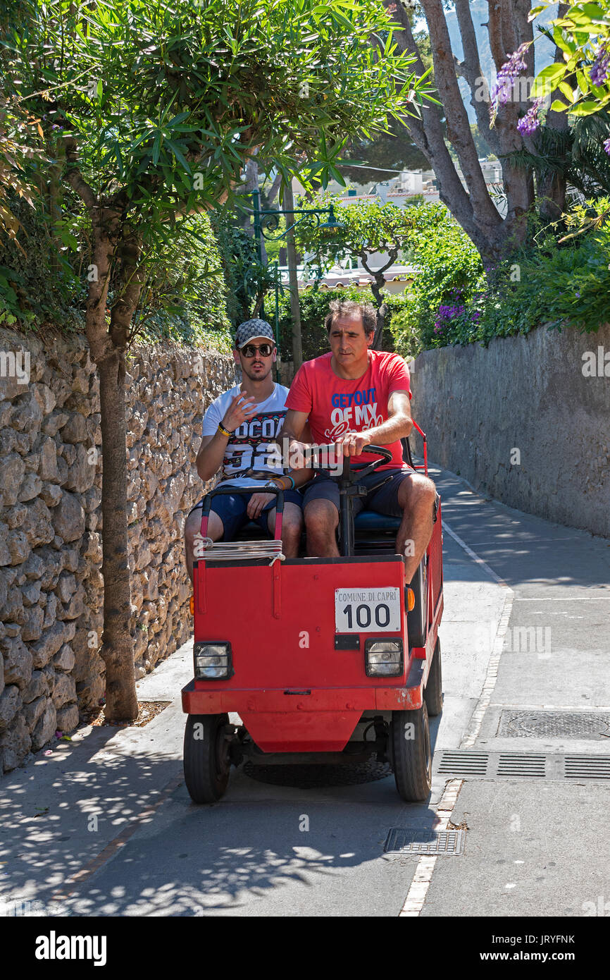 Une communauté bus, taxi, livraison, post, refuser, véhicule, camion, sur l'île de Capri, Italie. Banque D'Images