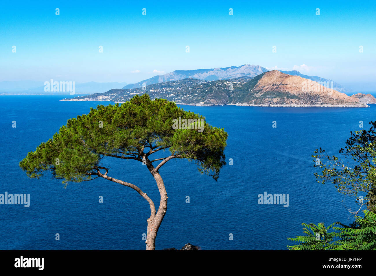 Vue de la péninsule de Sorrento, sur le continent du sud de l'italt de l'île de Capri, dans le golfe de Naples, Italie Banque D'Images