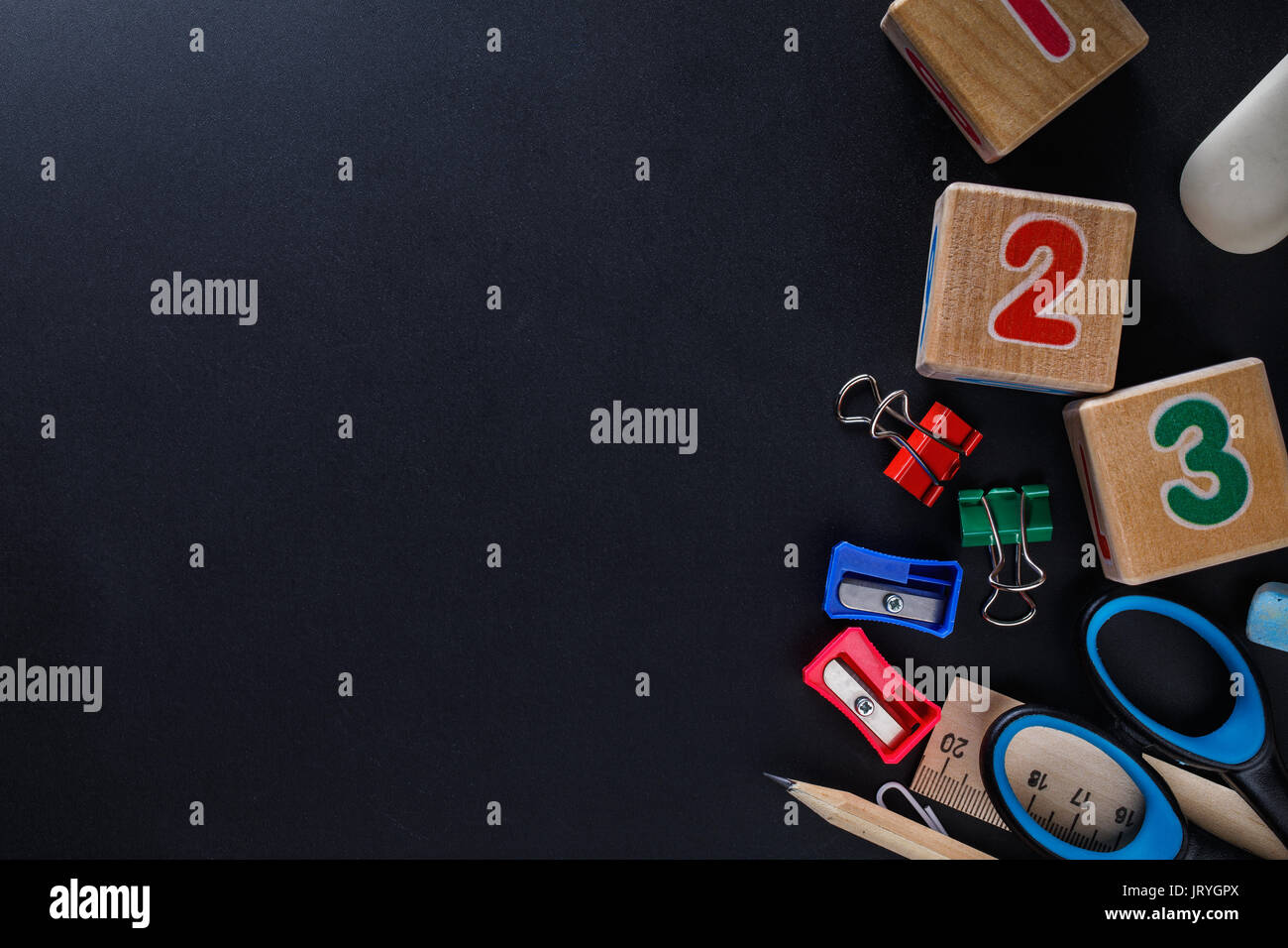 Les fournitures scolaires sur un tableau noir avec de l'espace pour le texte. Vue de dessus Banque D'Images
