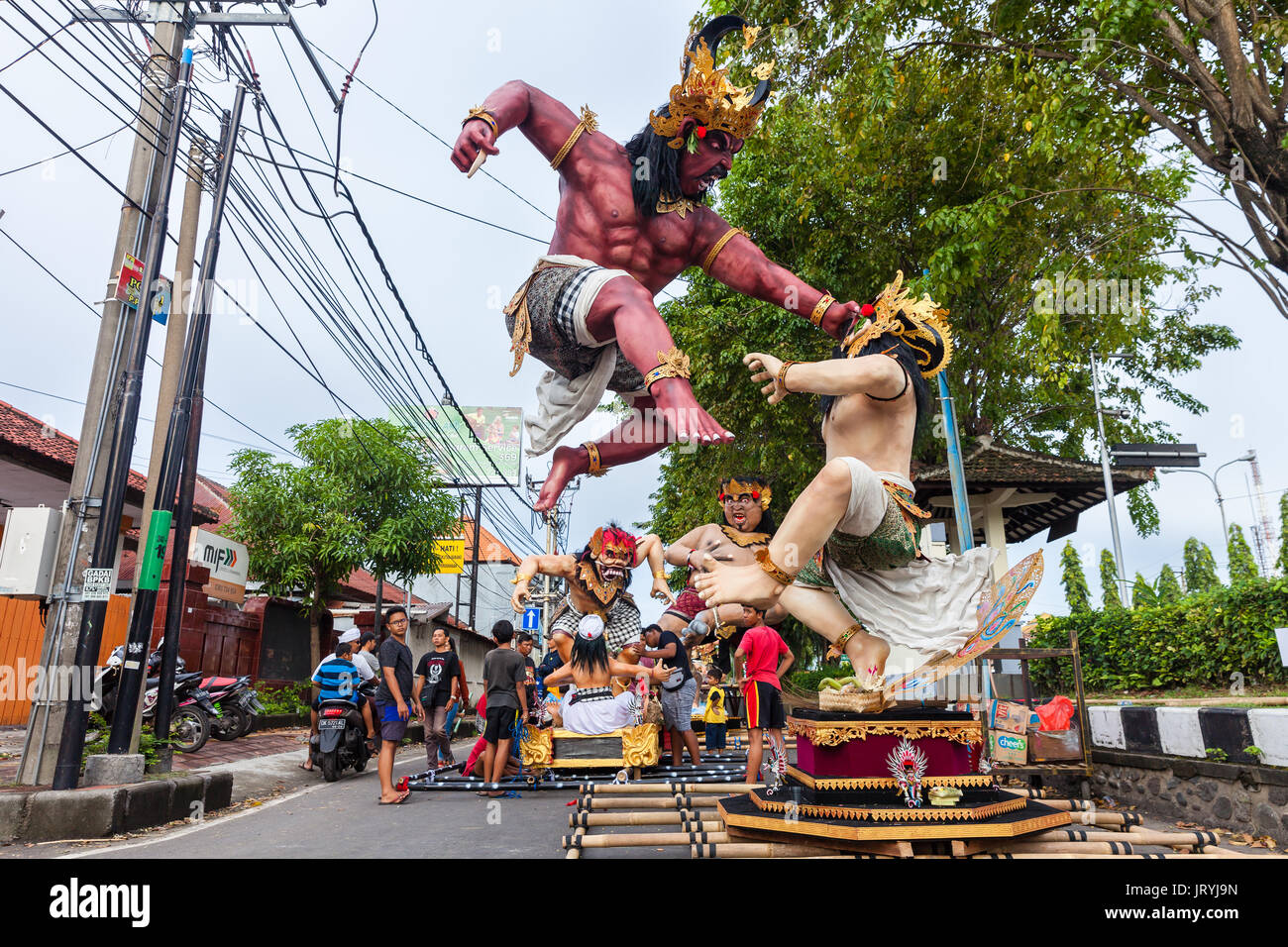 Des personnes non identifiées au cours de la célébration de jour de balinais nyepi - silence à Ubud. le jour suivant est également connu comme nyepi nouvelle année. Banque D'Images