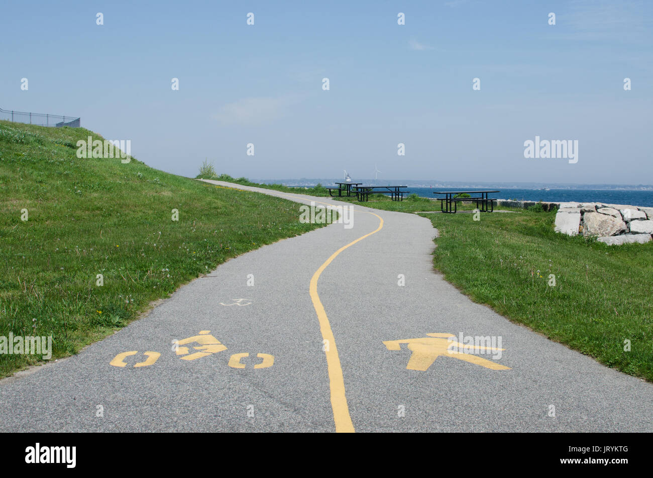 Chemin au bord de l'eau pour la marche et l'équitation avec des symboles pour vélo et voies de marche de Fort Taber @ le parc historique fort rodman New Bedford, MA USA Banque D'Images