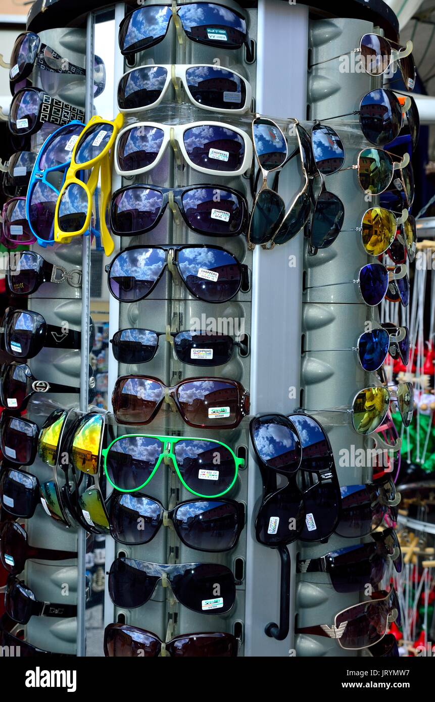 Reflet de ciel bleu lumineux et colorés dans les lunettes de style rétro, pour dames et messieurs, exposés à la vente dans un magasin, Pise, Italie, Europe Banque D'Images