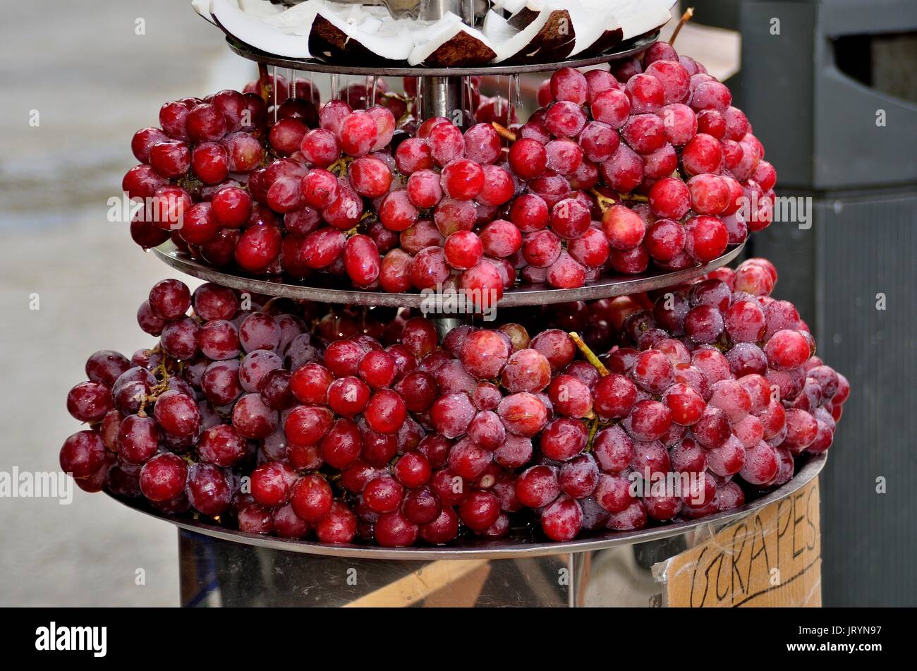 Bouquet de fruits rouges frais exposés à la vente à un Fruit et noix de coco morceaux tower, étrange combinaison d'une collation de midi. Pise, Italie, Europe Banque D'Images
