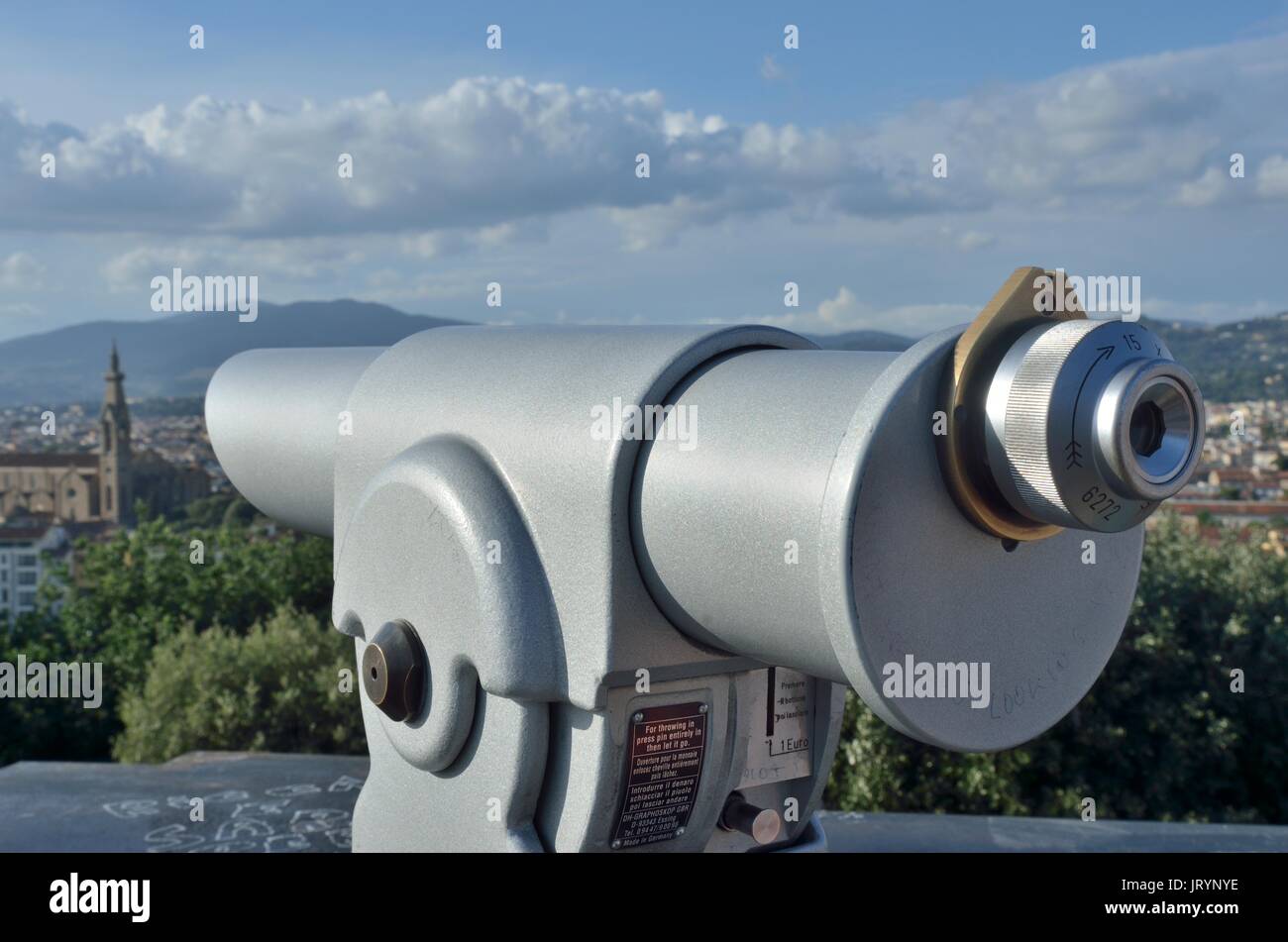 Fini mat à monnayeur binoculaire public contre une vue de la ville de Florance dans l'arrière-plan, Piazzale Michelangelo, Florance, Italie, Europe Banque D'Images