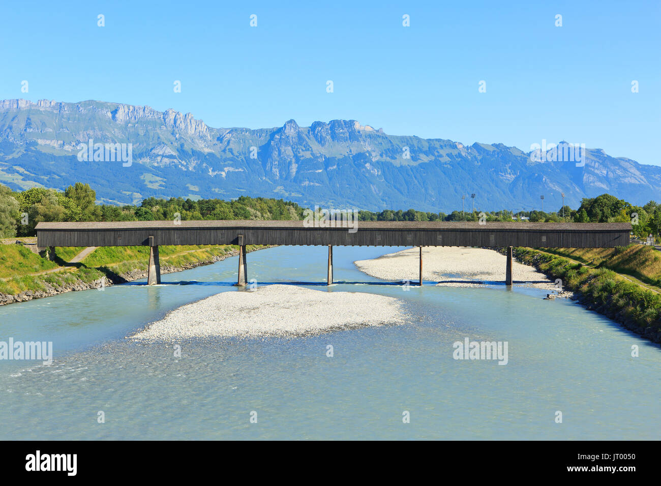 Le vieux pont (1901) sur le Rhin à Vaduz, Liechtenstein Banque D'Images