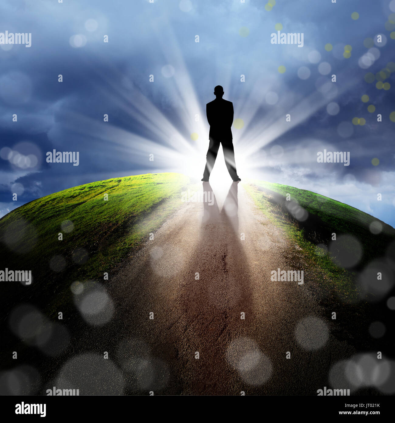 Image conceptuelle de la silhouette du businessman on vide, plus de ciel nuageux avec faisceau de lumière Banque D'Images