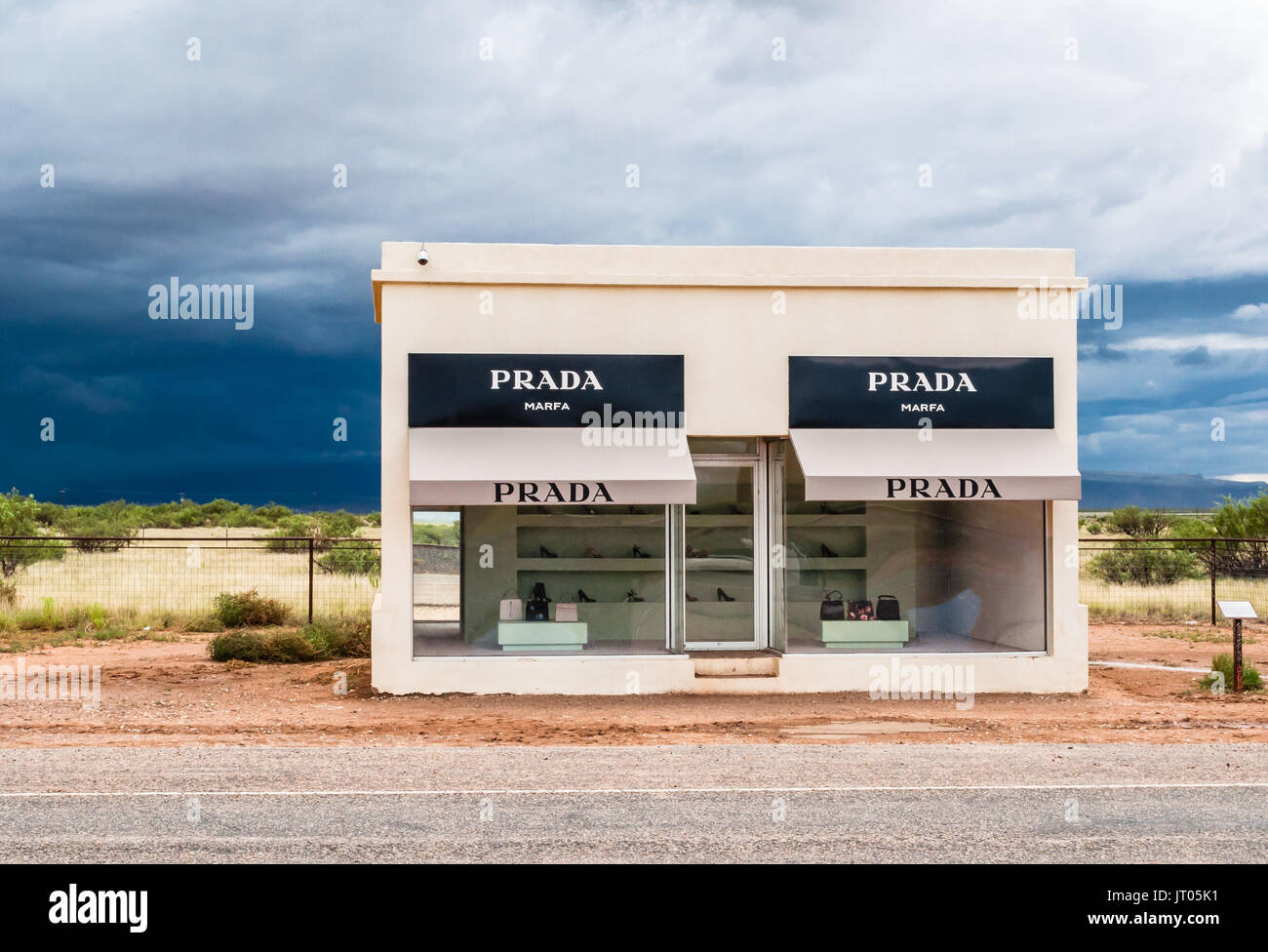 Les nuages de tempête derrière Prada Marfa roadside art exhibit dans Valentine, TX Banque D'Images