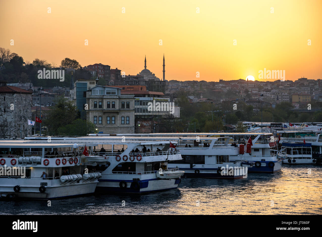 Vue d'une partie d'Istanbul à partir d'un bateau d'excursion dans le détroit du Bosphore à Istanbul, Turquie Banque D'Images